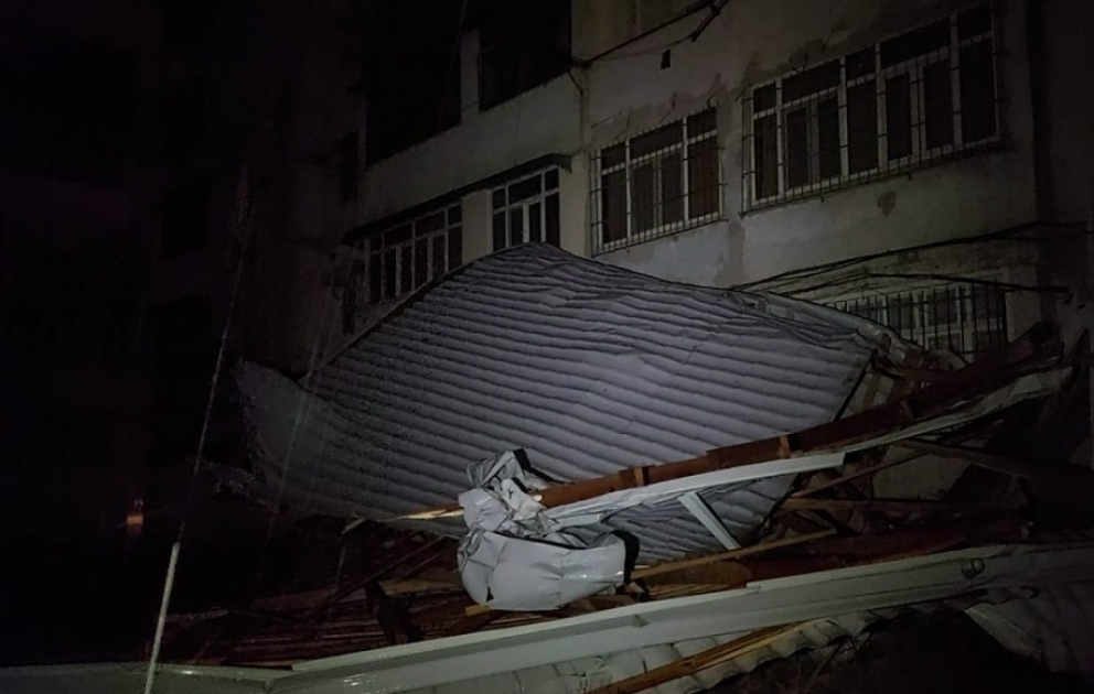 Güclü külək Gəncədə yaşayış binasının dam örtüyünü uçurub