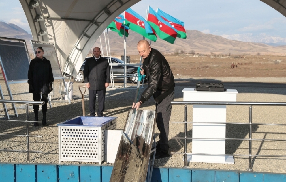 Präsident Ilham Aliyev legt Grundstein für fünften Wohnkomplex in der Stadt Agdam