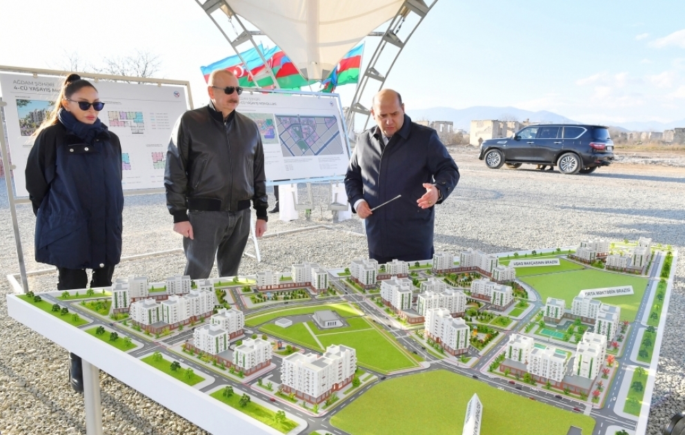 Präsident Ilham Aliyev legt Grundstein für vierten Wohnkomplex in der Stadt Agdam