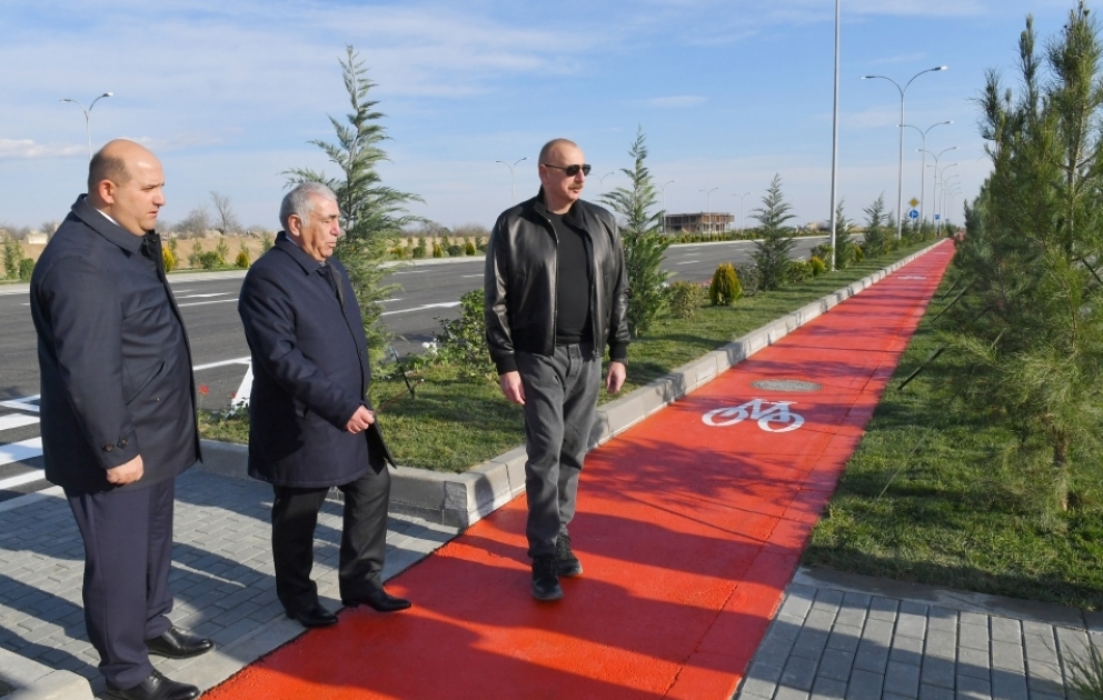 Präsident Ilham Aliyev inspiziert Baufortschritt der Innenstraßen in der Stadt Agdam