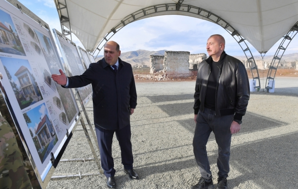 Präsident Ilham Aliyev legt Spatenstich für das Dorf Giyasli in Agdam Region