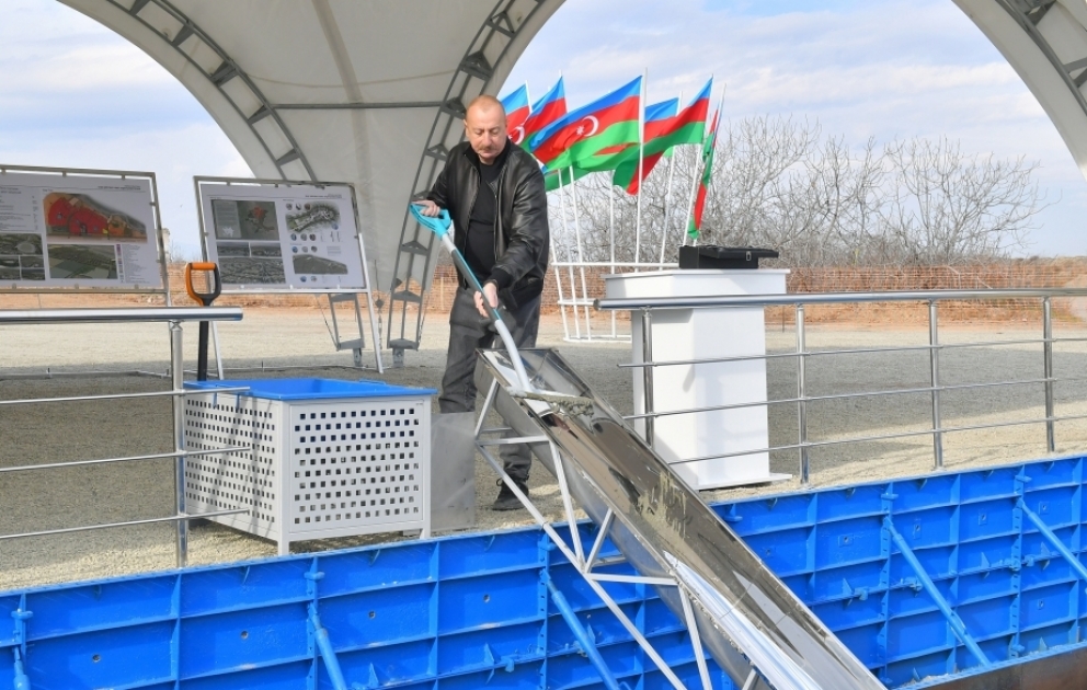 Präsident Ilham Aliyev legt Grundstein für das Dorf Basch Garvand in Agdam Region