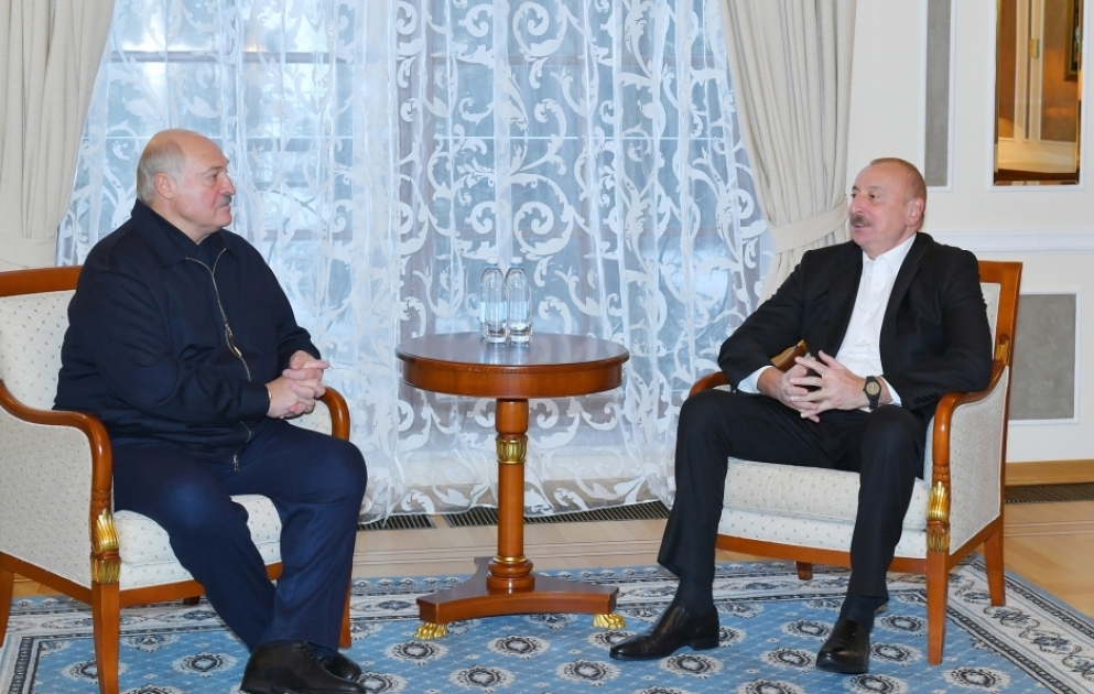 Präsident Ilham Aliyev und Präsident Alexander Lukaschenko treffen sich in St. Petersburg