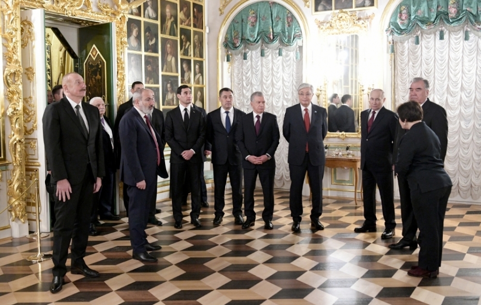 Sankt-Peterburqda “Böyük Peterhof Sarayı” ilə tanışlıq olub