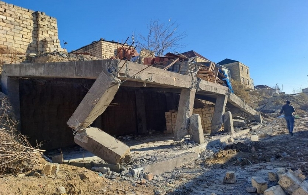Xırdalanda qanunsuz tikili sökülüb