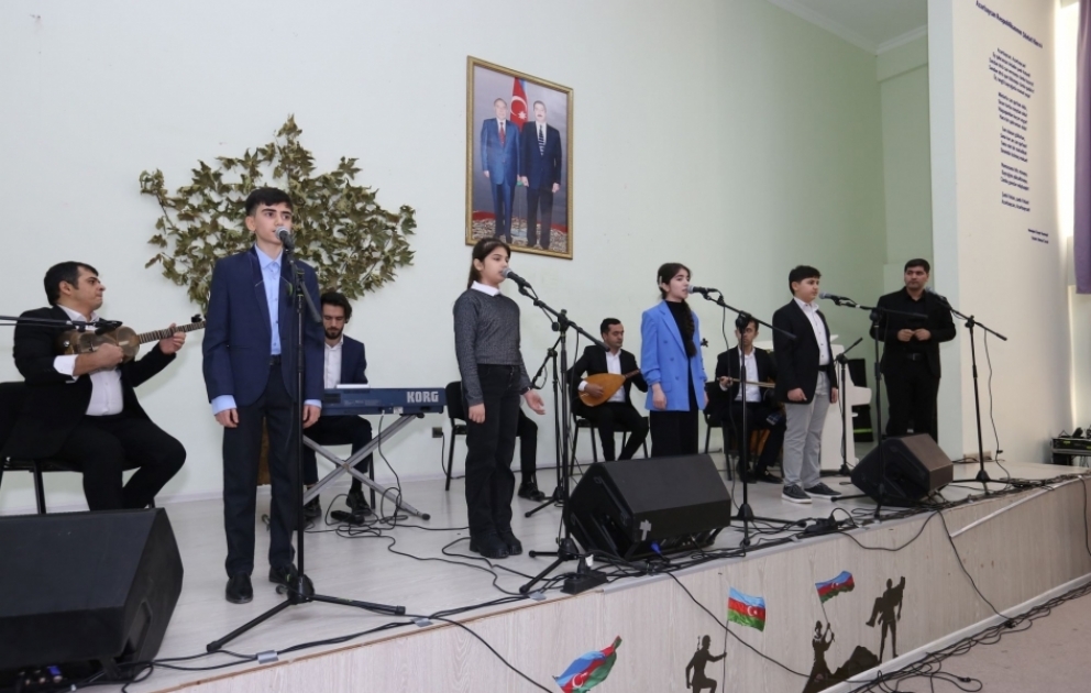 Yaponiyalı opera müğənnisi məcburi köçkünlər üçün konsert verib