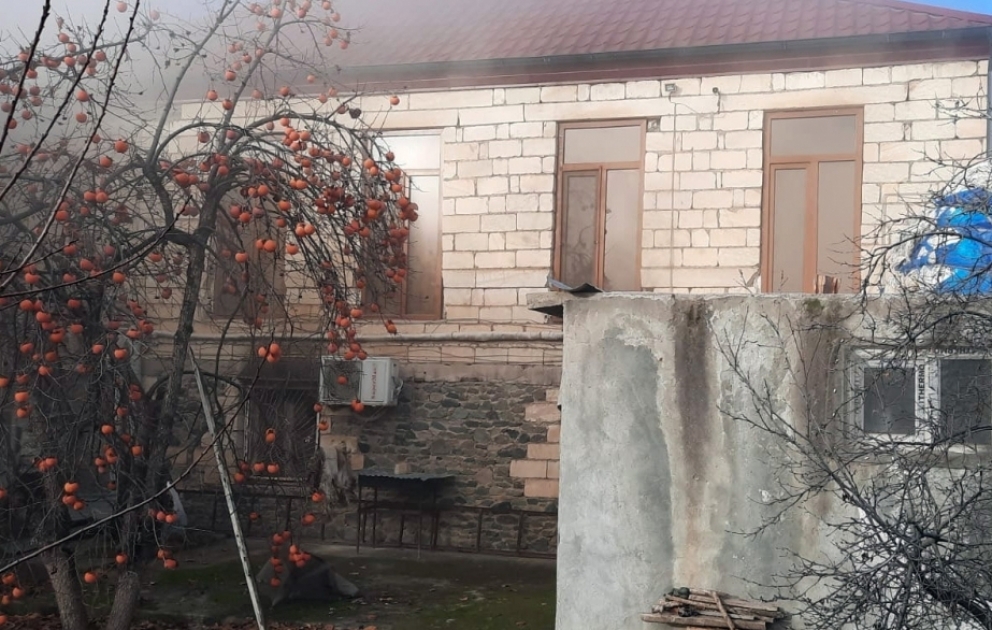Şəmkirdə ikimərtəbəli evdə yanğın olub