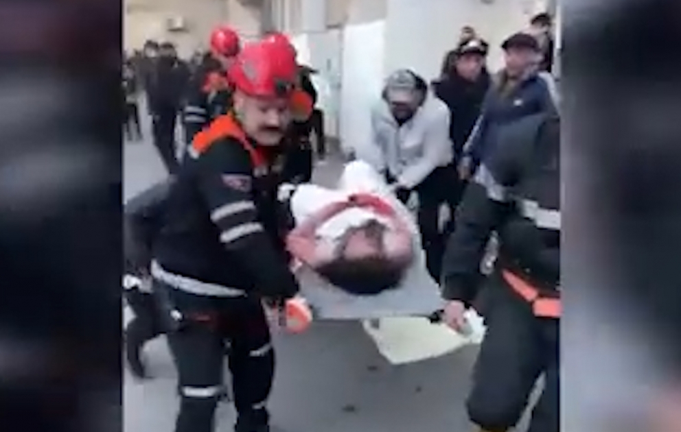 Xətai rayonunda baş vermiş yanğın zamanı binada qalan vətəndaşların təxliyəsi