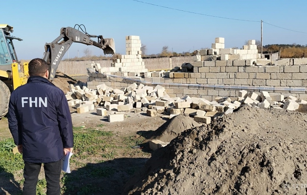 İmişlidə qanunsuz tikili sökülüb