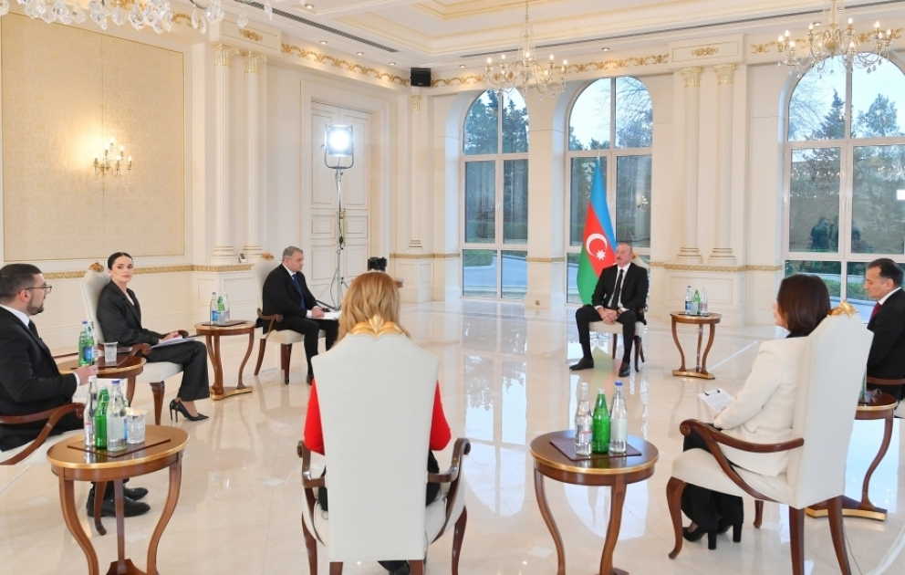 Le président Ilham Aliyev accorde une interview aux chaînes de télévision locales