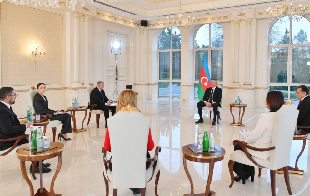 Präsident Ilham Aliyev im Interview mit lokalen Fernsehsendern