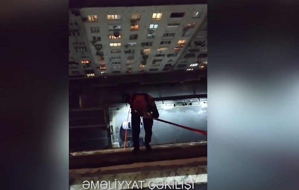 Mənzildə bağlı qalan uşaq xilas edilib
