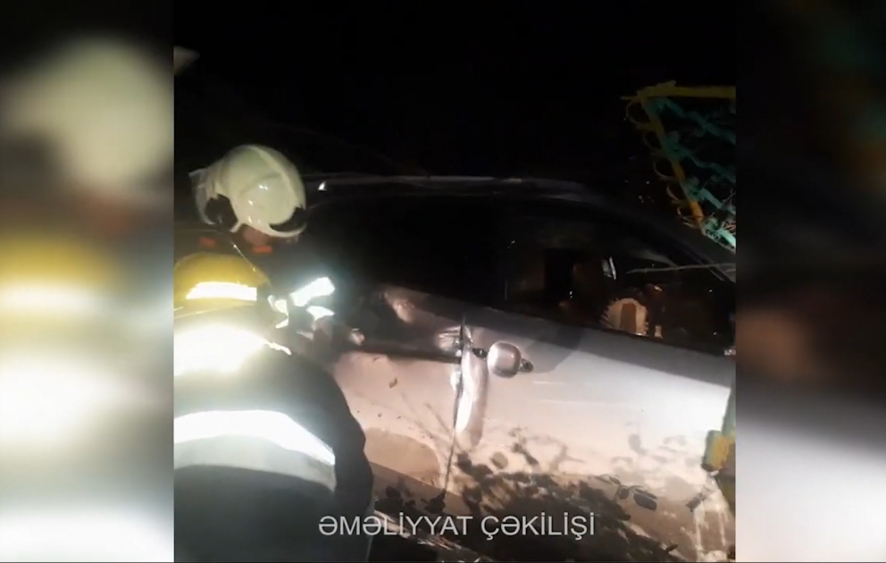 Qəzadan sonra avtomobildə sıxılı vəziyyətdə qalan şəxs xilas edilib
