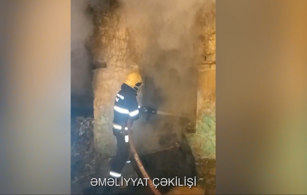 Taxta və məişət tullantıları yığılmış tikilidə yanğın baş verib