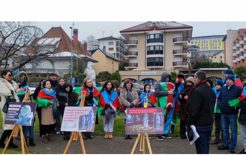 Азербайджанцы во Франции провели акцию протеста у памятника Натаван
