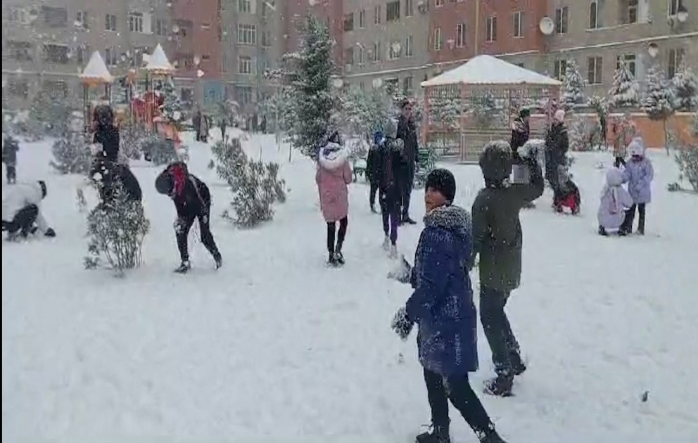 Uşaqların qar sevinci