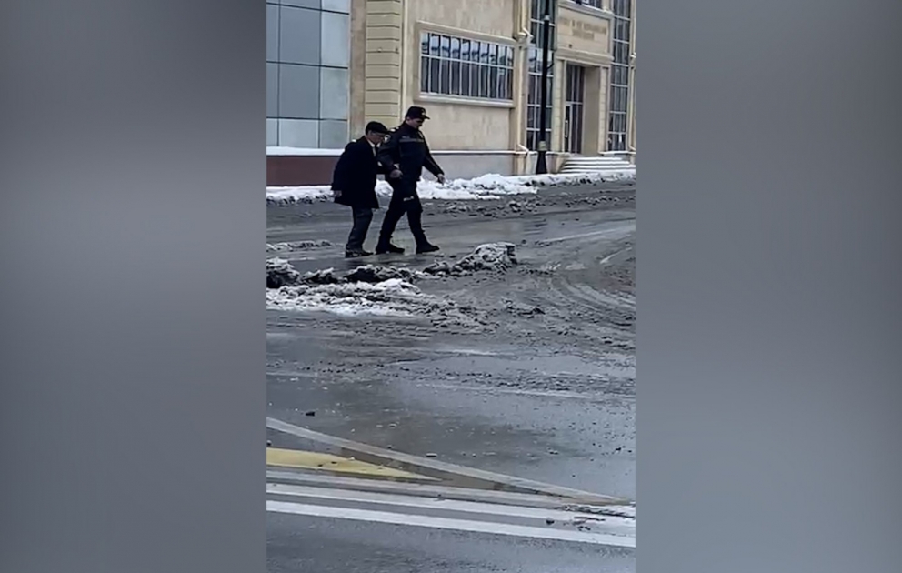 Polislər vətəndaşlara belə kömək etdilər