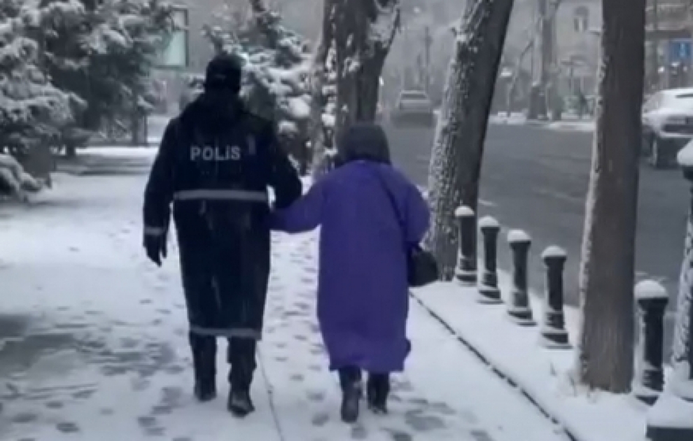 Polislər vətəndaşlara kömək edir