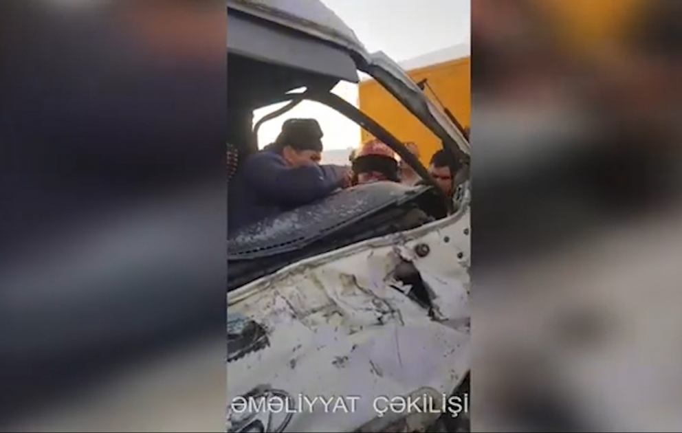 Avtomobildə sıxılı vəziyyətdə qalan sürücü belə xilas edilib
