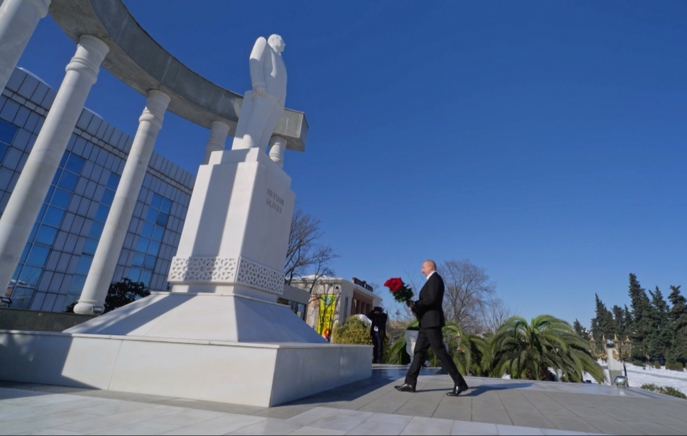 Lenkeran : le président de la République se recueille devant le monument du Leader national Heydar Aliyev