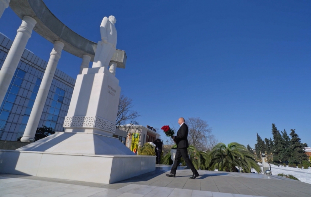 Präsident Ilham Aliyev besucht Denkmal von Nationalleader Heydar Aliyev in Lankaran