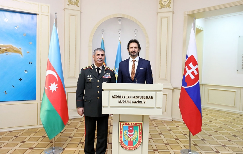 Azərbaycanın müdafiə naziri slovakiyalı həmkarı ilə görüşüb