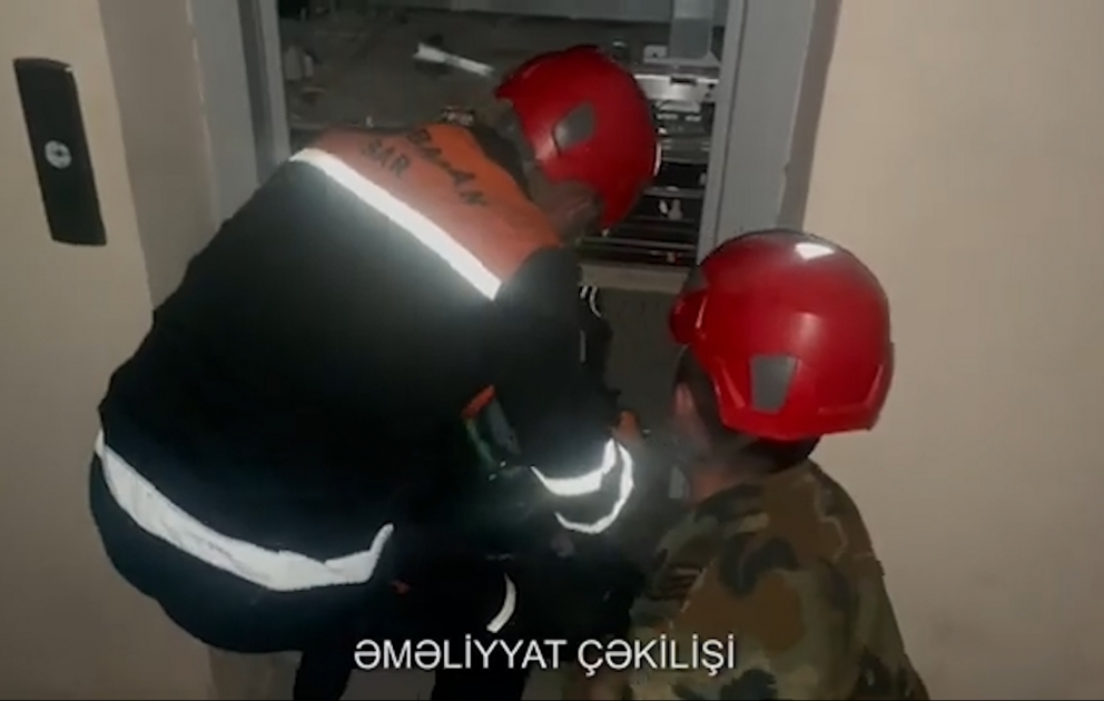 Bakıda üç nəfər liftdə qaldı