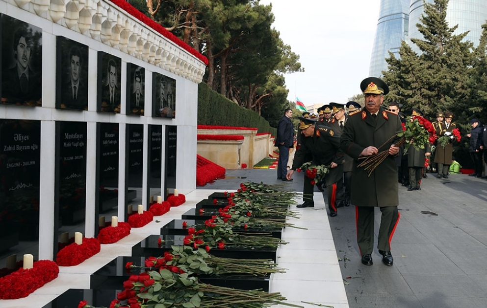 Müdafiə Nazirliyinin rəhbər heyəti Şəhidlər xiyabanını ziyarət edib