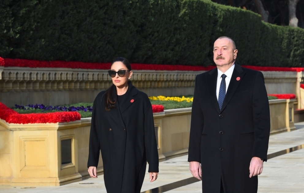 Präsident Ilham Aliyev und First Lady Mehriban Aliyeva besuchen Märtyrerallee