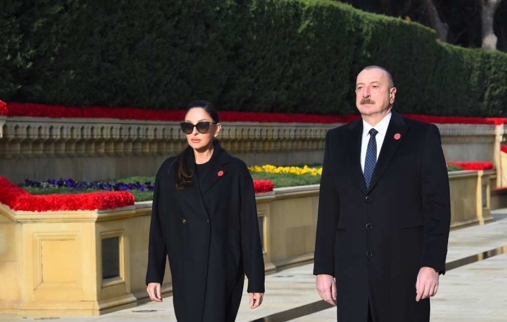 Le président Ilham Aliyev et la première dame Mehriban Aliyeva visitent l’Allée des Martyrs à l’occasion du 34e anniversaire de la tragédie du 20 Janvier