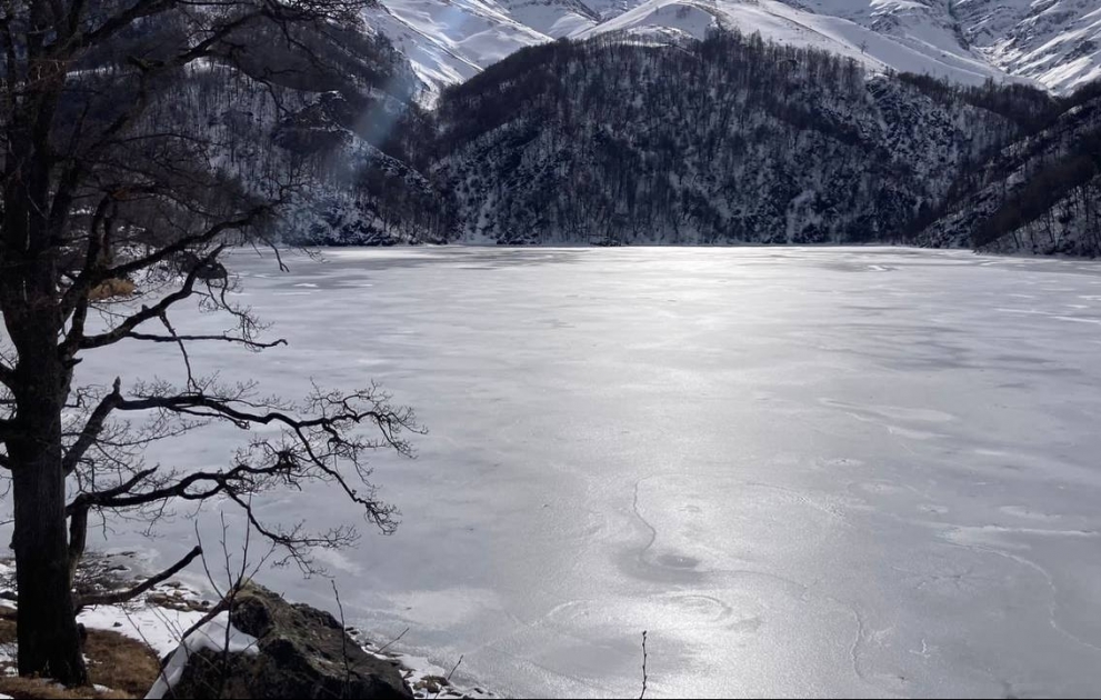 Azərbaycanın dağ göllərindən biri olan Maralgöl donub