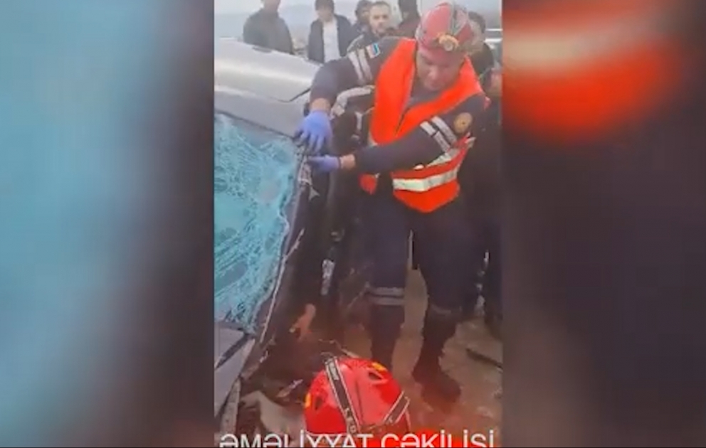 Avtomobildə  sıxılı qalan şəxs belə xilas edildi