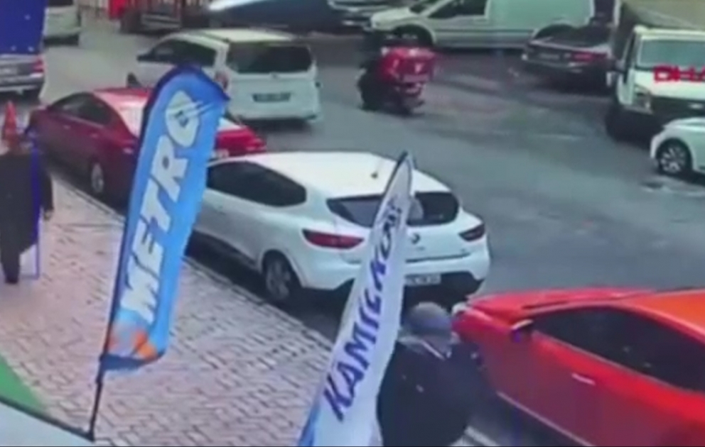 Türkiyədə iki nəfər motosikletdən insanları atəş açdı