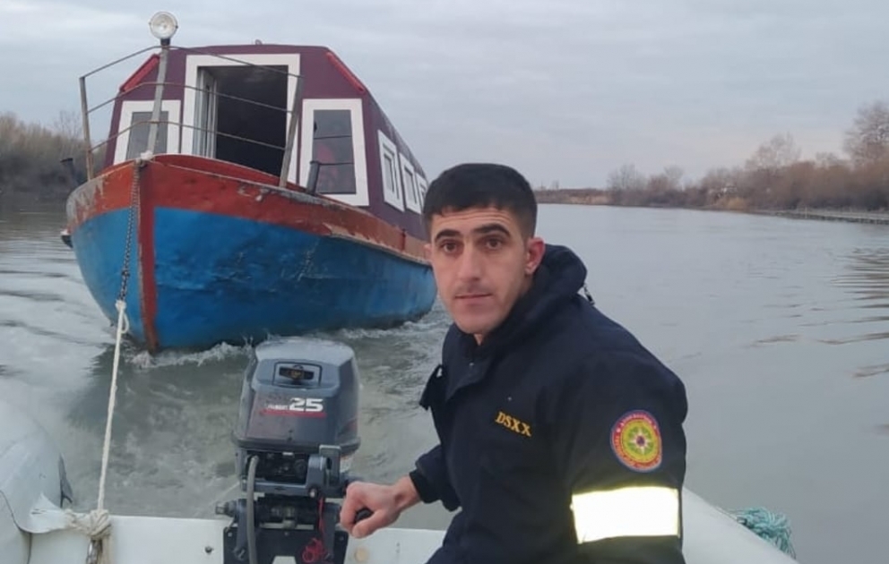Kür çayında qayıqda köməksiz qalan şəxslər xilas edildi