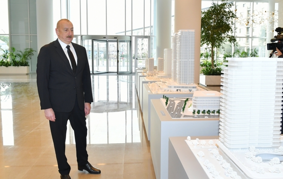 Präsident Ilham Aliyev inspiziert Baufortschritt und lernt neues Bürogebäude in der Weißen Stadt Baku kennen