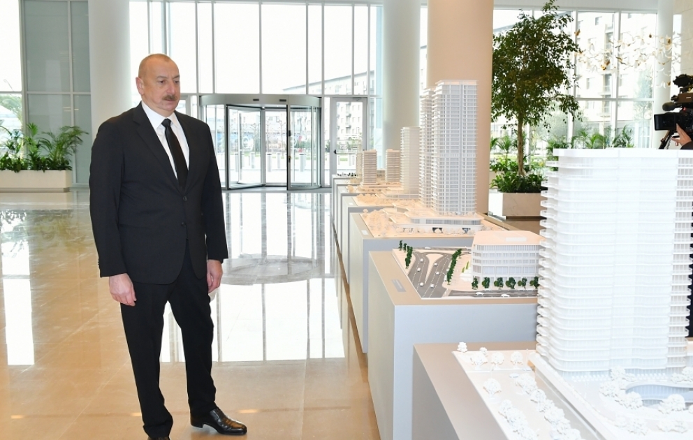 Le président de la République inspecte l’avancement des travaux de construction dans un quartier et les conditions créées dans le bâtiment de l’Office de Bakou Ville blanche