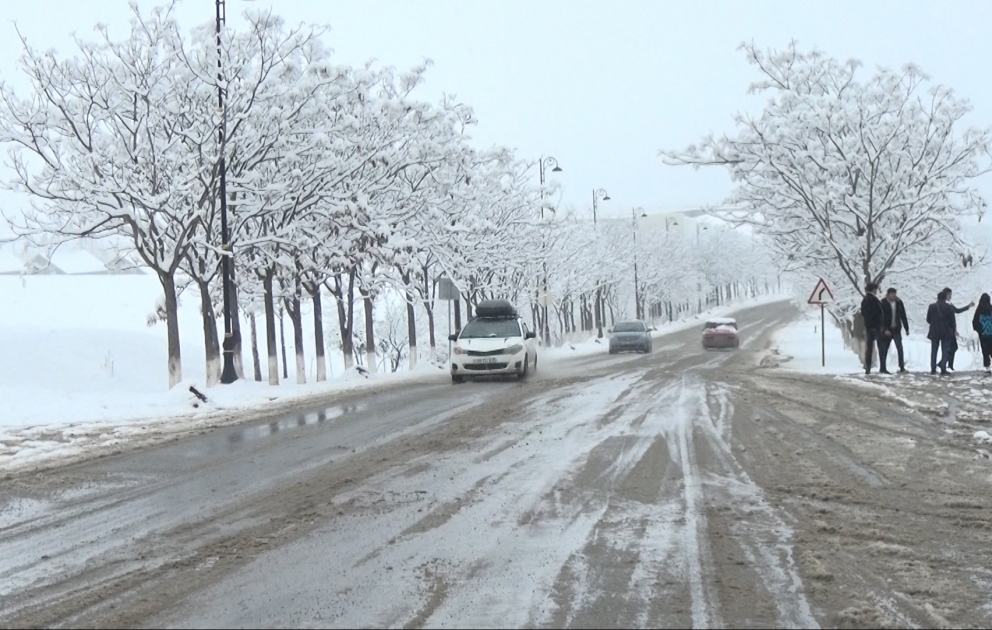 Göygöldə yollar qardan təmizlənir
