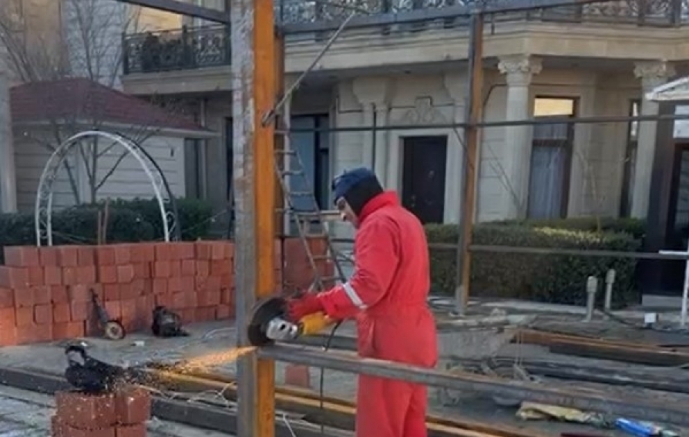 Bakının mərkəzində məşhur oteldə qanunsuz tikintinin qarşısı alınıb