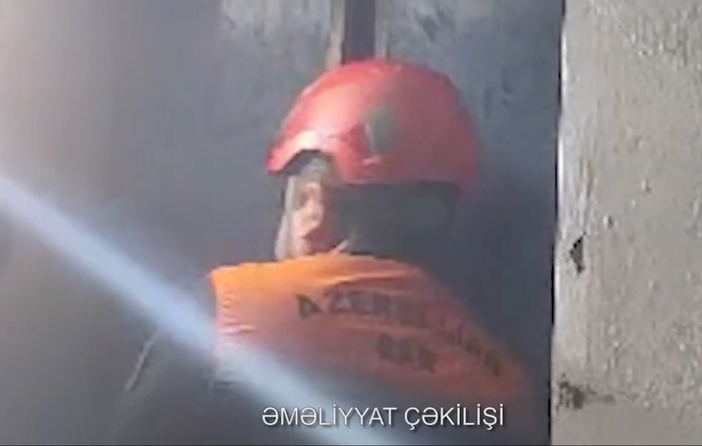 Liftdə köməksiz qalanlar xilas edildi