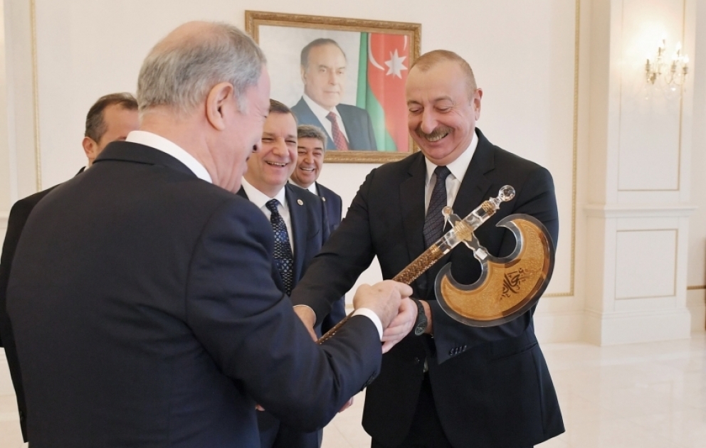 Президент Ильхам Алиев принял делегацию во главе с председателем Комиссии по национальной обороне парламента Турции