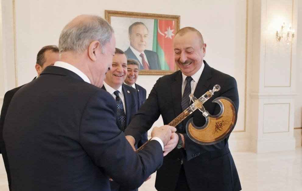 Le président azerbaïdjanais reçoit une délégation menée par le président de la Commission de défense nationale du parlement turc