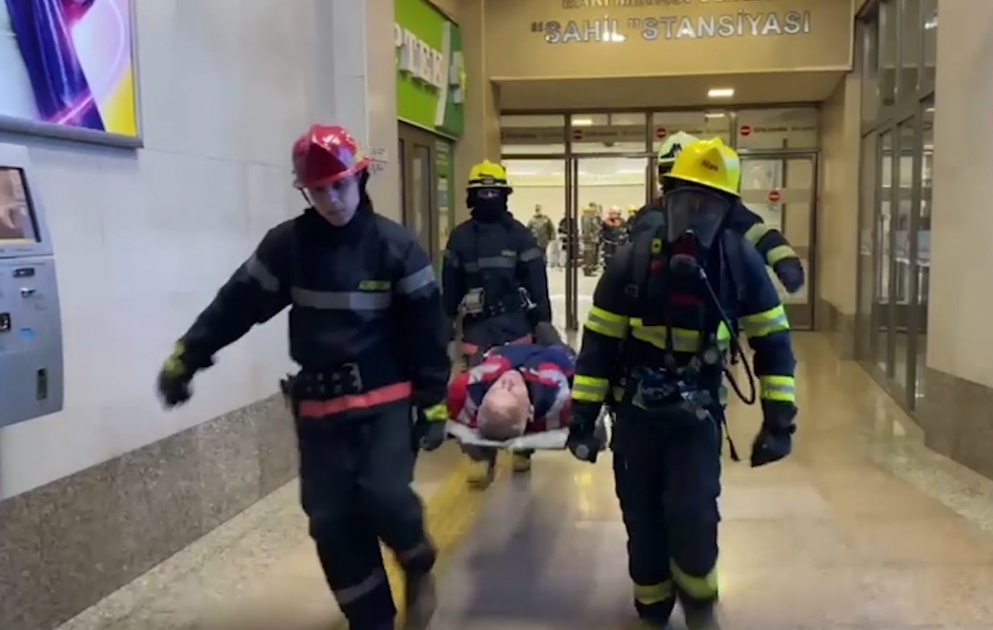 Metroda yanğın söndürülüb