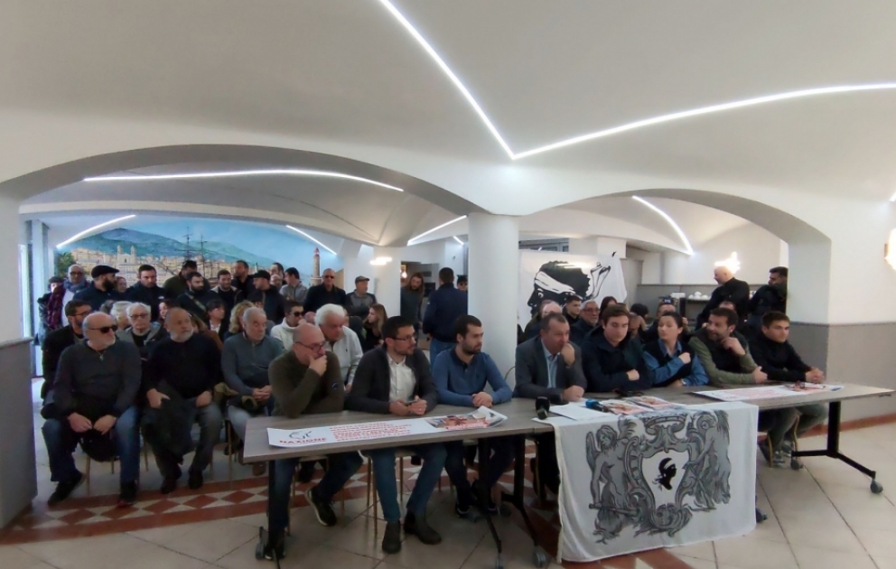 Korsikalılar Fransa polisinin dinc fəallara qarşı repressiyasına etiraz edirlər