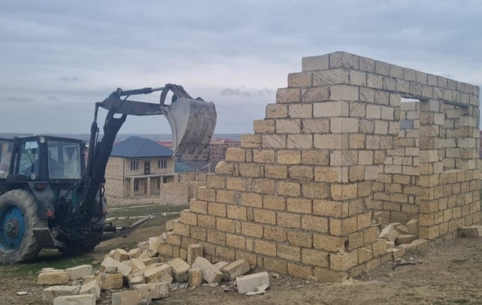 Abşeronda qanunsuz tikili sökülüb
