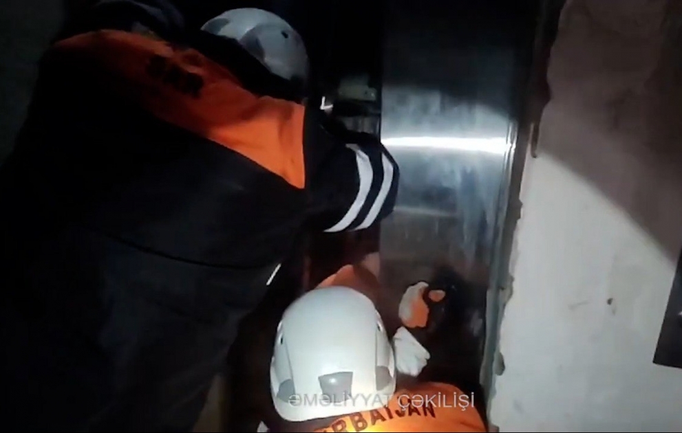 Liftdə köməksiz qalan şəxs belə xilas edildi