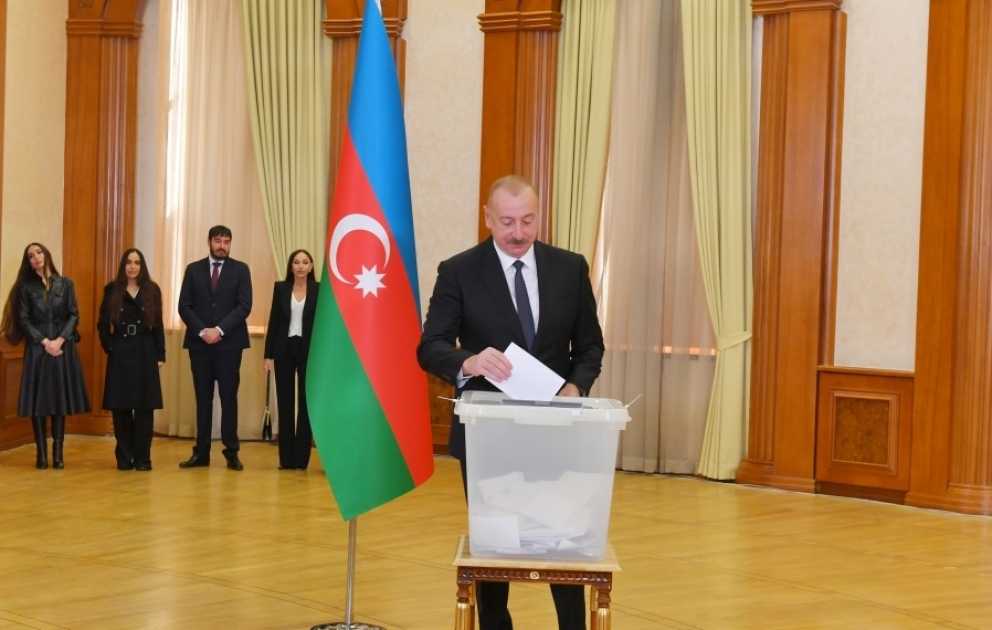 Le président Ilham Aliyev et les membres de sa famille votent à Khankendi