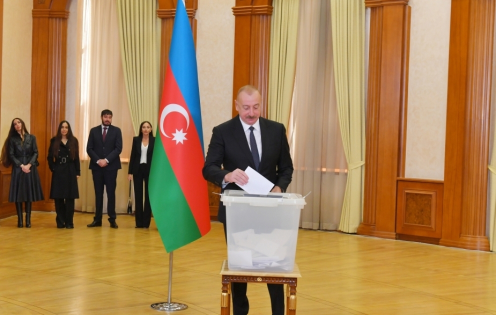 Aserbaidschans Präsident Ilham Aliyev, Erste Vizepräsidentin Mehriban Aliyeva und ihre Familienmitglieder geben ihre Stimme in Khankendi ab