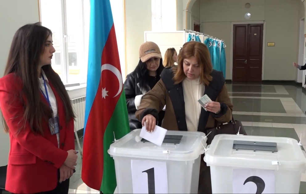 Səbaildəki seçki məntəqəsində aktivlik müşahidə olunur