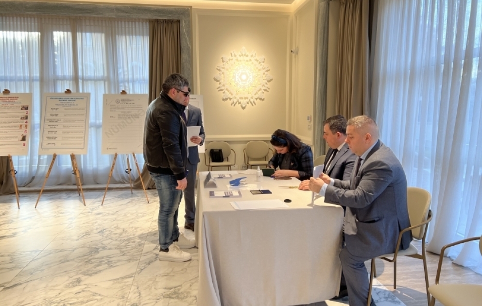 Azərbaycanın İtaliyadakı səfirliyində yaradılmış seçki məntəqəsində səsvermə davam edir