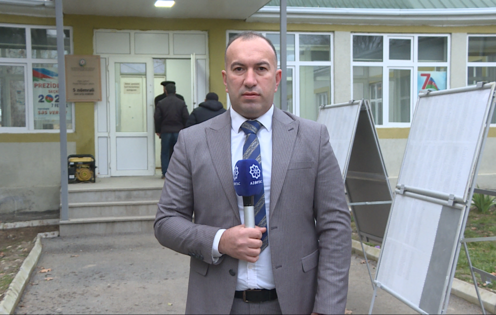 Ağsuda seçicilər səs verir